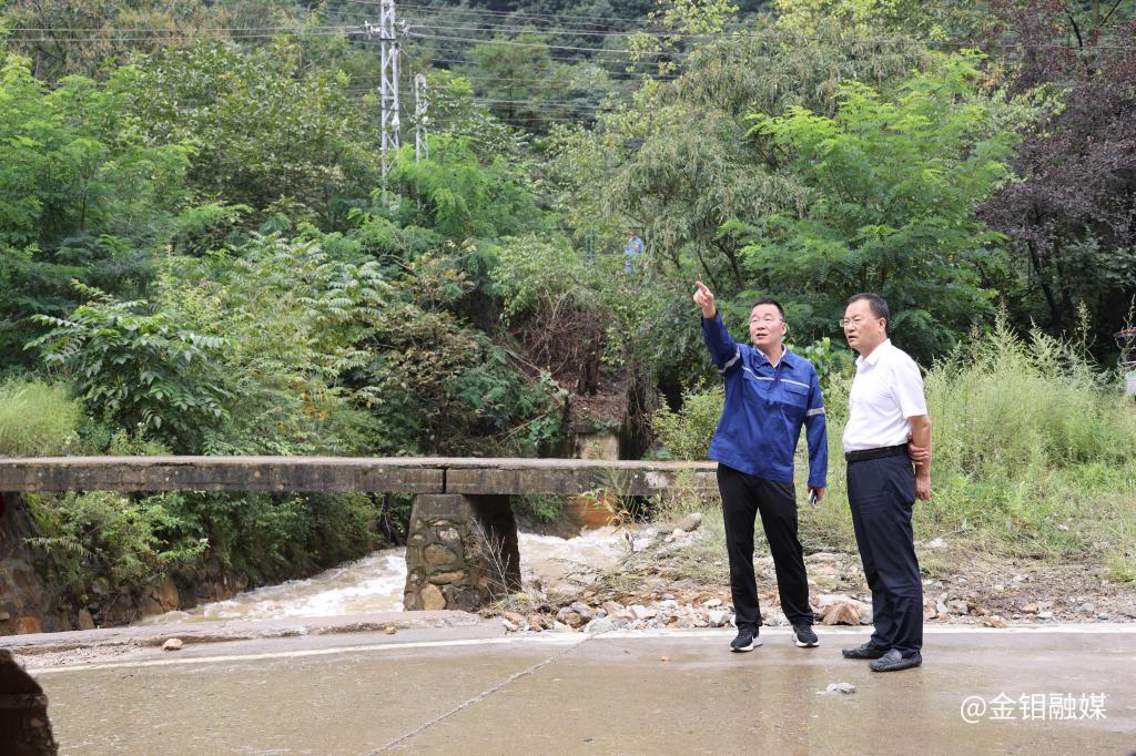 20250826-严平深入金堆矿区指导防汛工作 (1).jpg